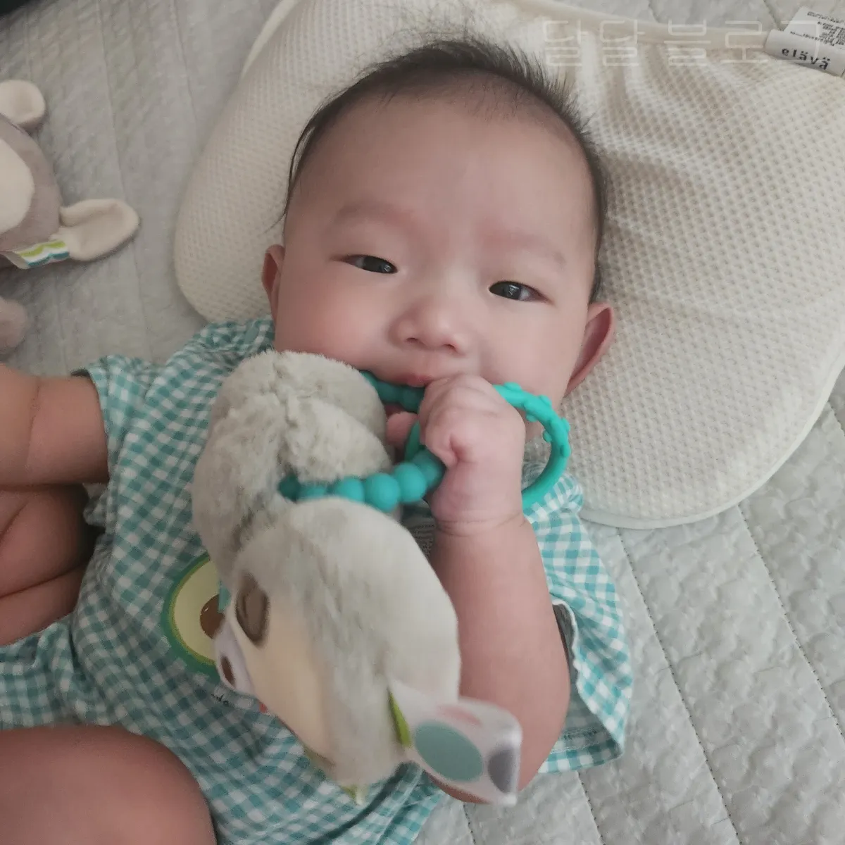 2개월-아기-놀아주기-딸랑이