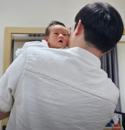 육아휴직하고 아기돌보는 아빠