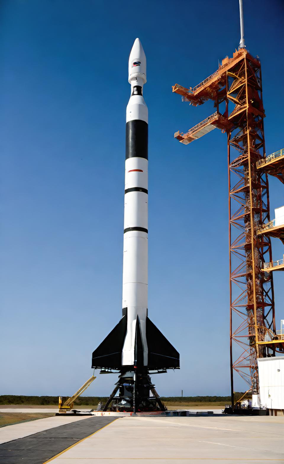 발사대에 세워져있는 발사체