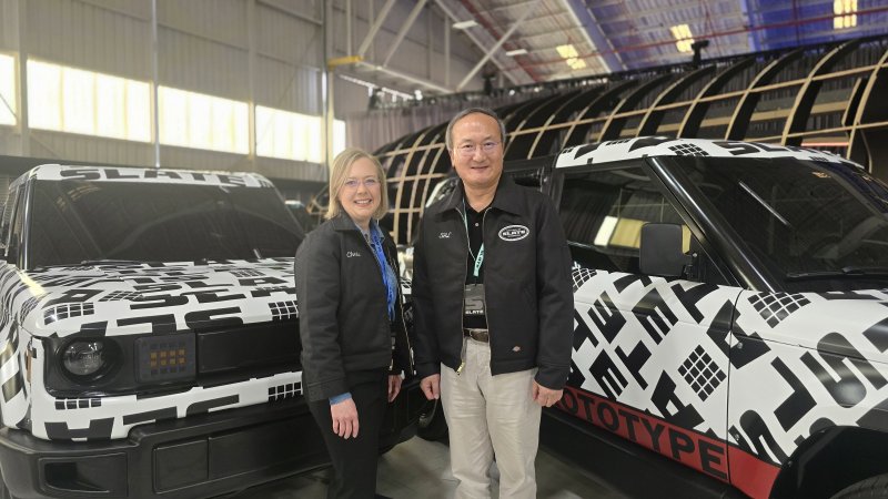 이석희 SK온 사장(오른쪽)과 크리스 바먼 슬레이트 최고경영책임자가 24일(현지시간) 미국 캘리포니아주 롱비치에서 열린 슬레이트 신차 공개 행사 중 기념 촬영을 하고 있다.