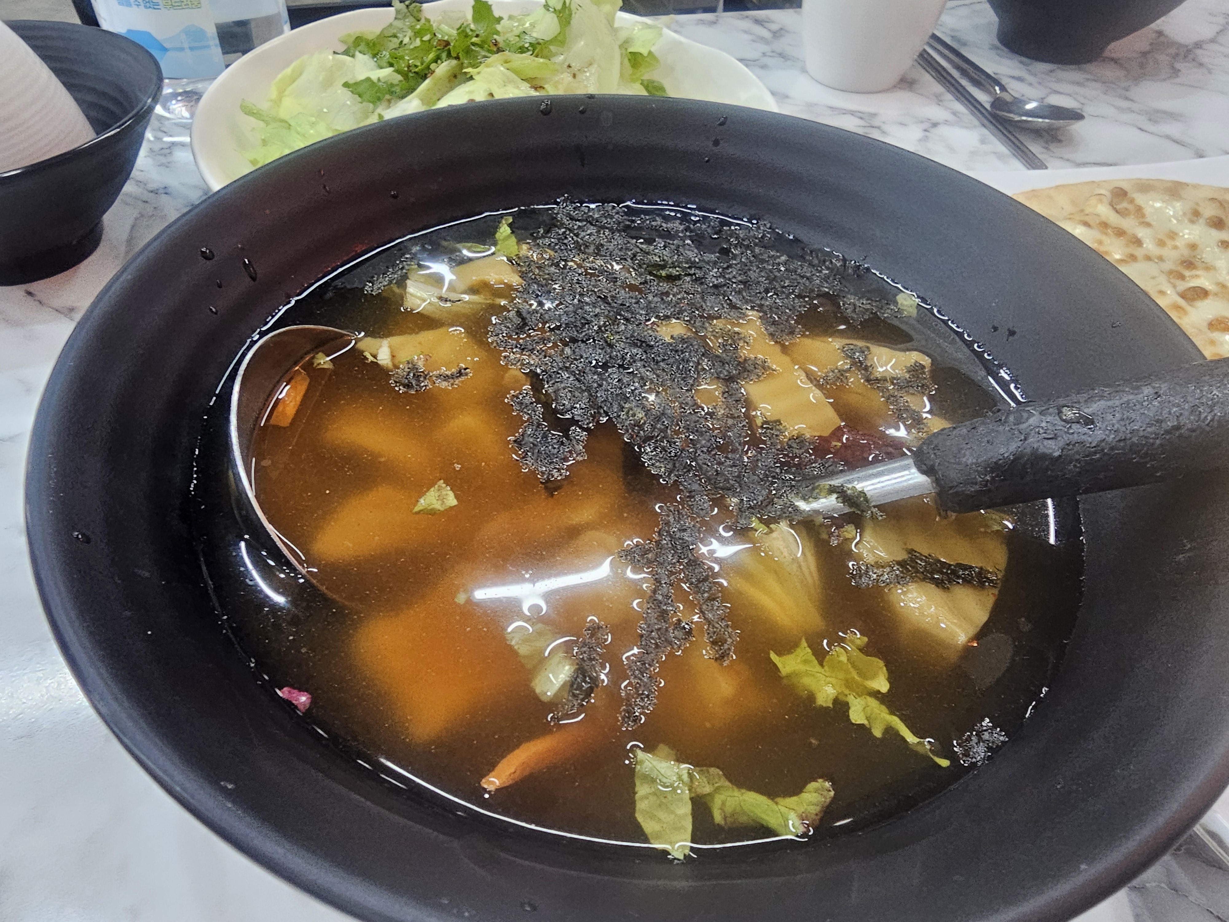 김가루를 올린 매운 국물