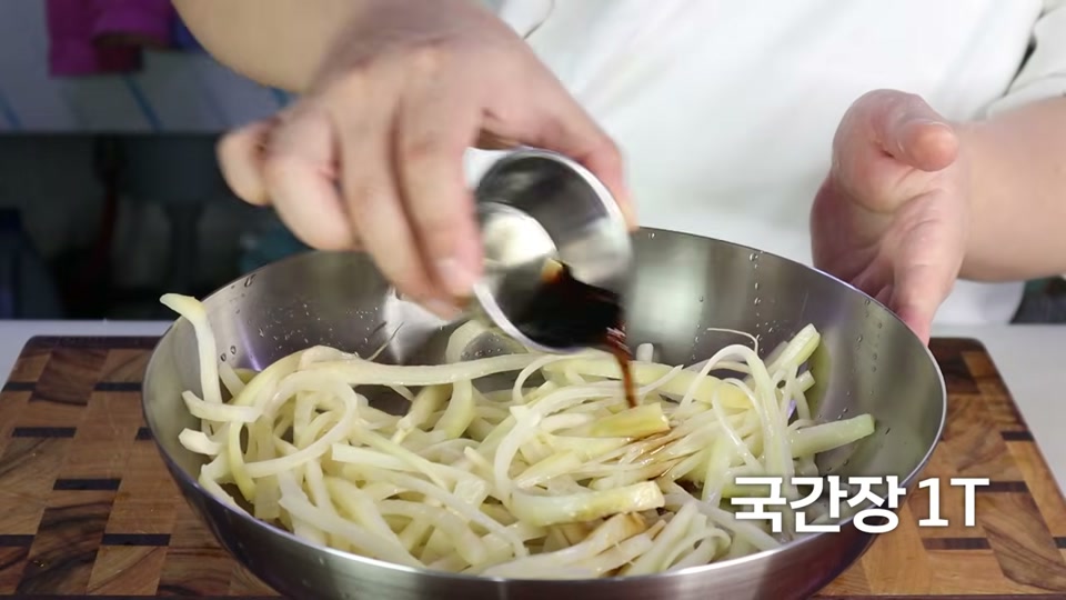 국간장을 넣어 도라지에 밑간하는 장면