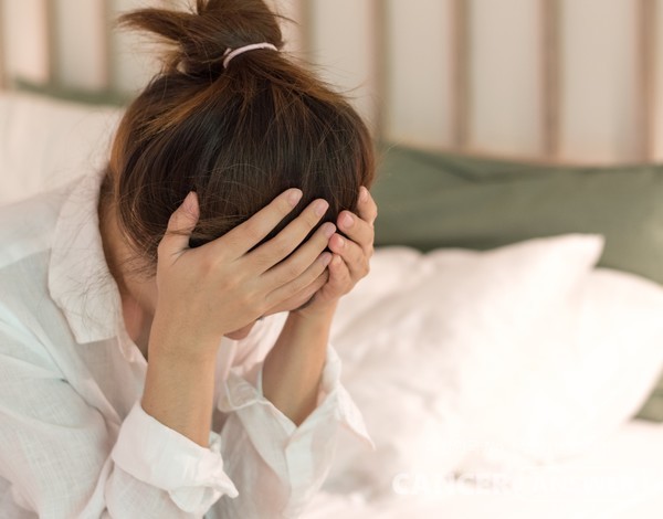 머리가 아픈 여성