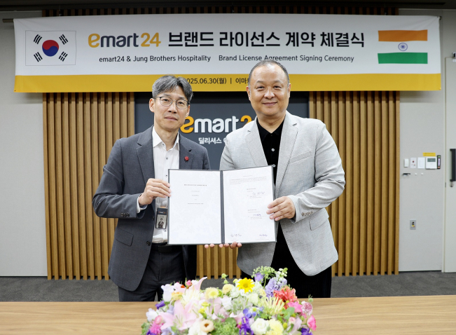이마트24 최진일(왼쪽) 대표와 인도 시장 1세대 한인 사업가 피터 정 대표가 6월 30일 서울 성동구 본사에서 인도 진출을 위한 브랜드 라이선스 계약을 체결한 뒤 기념 촬영을 하고 있는 모습.