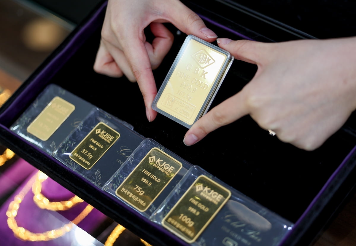 이스라엘의 이란 핵시설 공습과 이에 대한 이란의 미사일 보복이 이어지면서 금값이 사상 최고치에 근접했다.