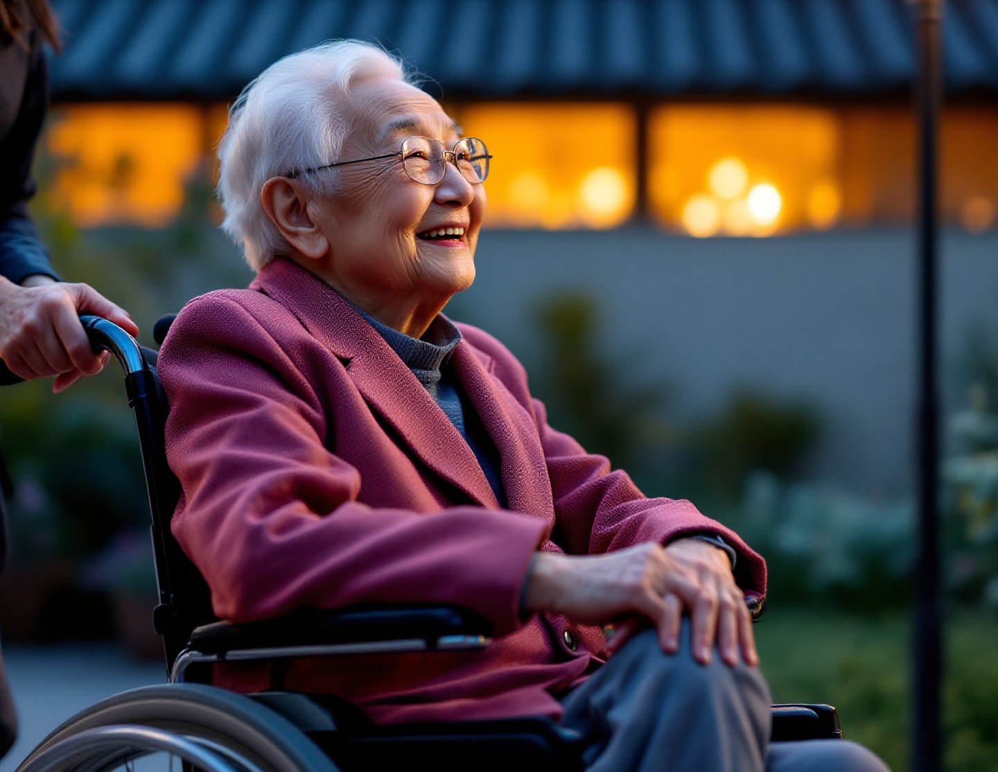 휠체어를 타고 있는 할머니와 손녀