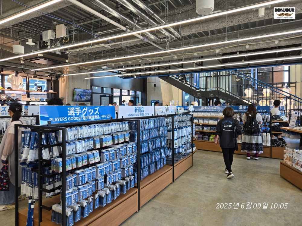 니혼햄 파이터즈샵 응원용품, 선수기념품 등 진열