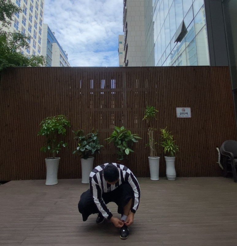 데일리룩('25. 9. 23.)필루미네이트 스트라이프 티셔츠 지브라 유벤투스 델피에로 지단 유니폼, 무신사스탠다드 와이드 버뮤다팬츠, 나이키 베이직 삭스, 나이키 코르테즈 블랙