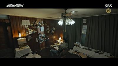 예전 살던 집 벽에 사건 상황판을 만들어 놓고 앉아서 쳐다보고 있는 진호개