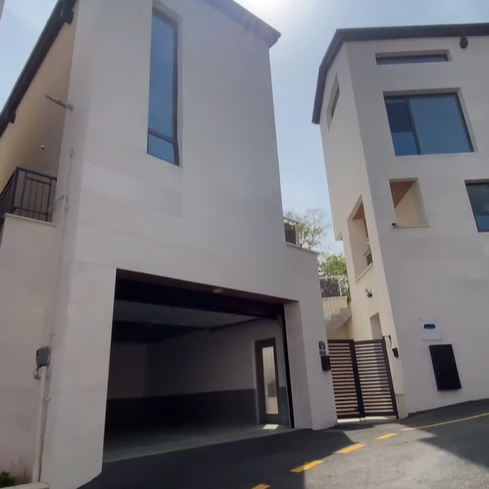 별채 건물이 따로 있는 집으로 럭셔리한 집 구조를 갖고 있는 집