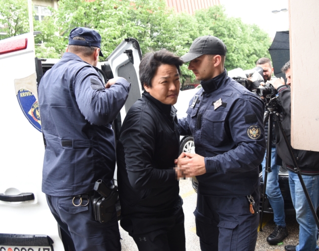 권도형 테라폼랩스 대표가 지난해 5월 11일(현지시간) 몬테네그로 수도 포드고리차 지방법원으로 향하고 있다.