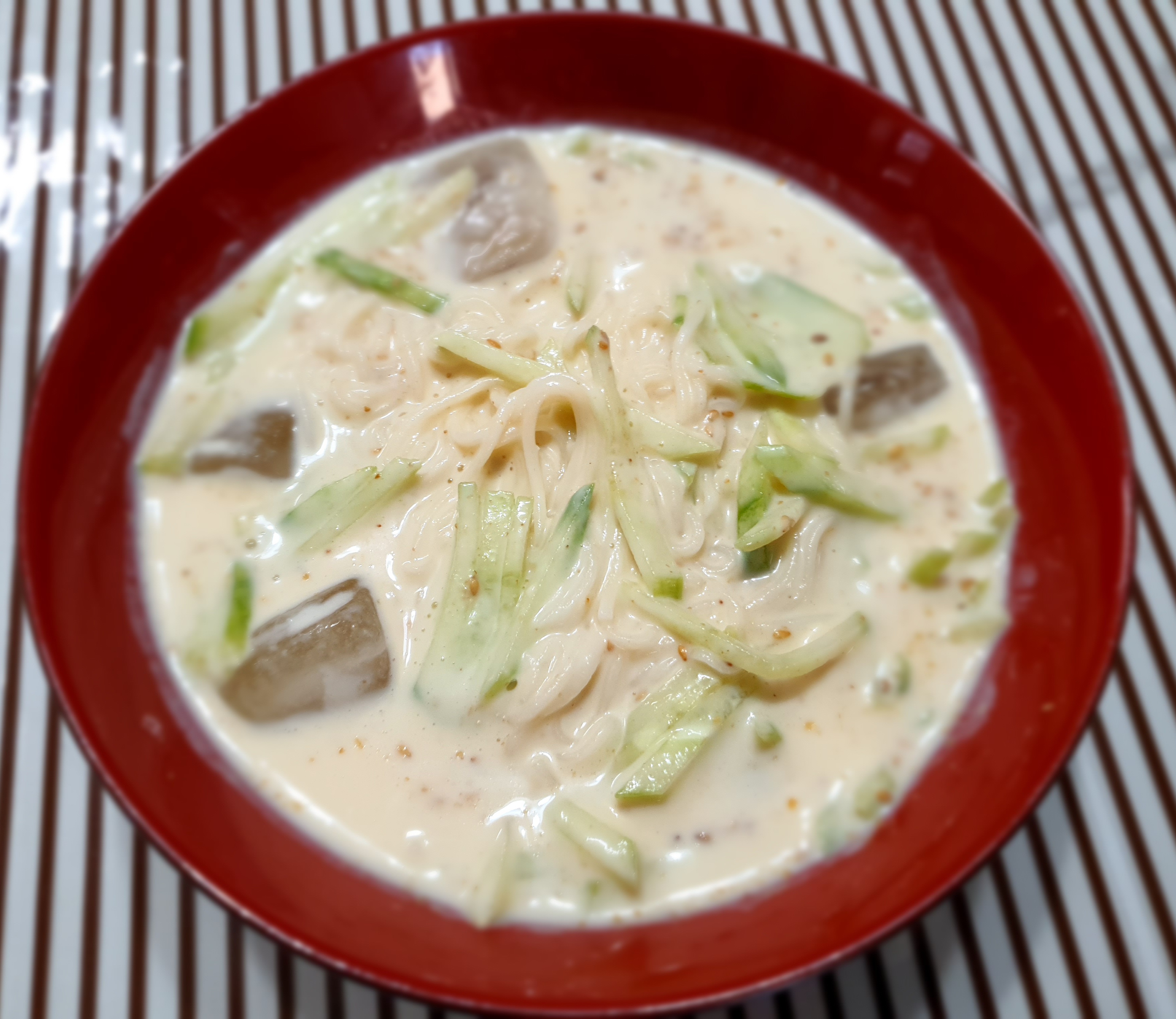 필자는-콩국수에-소금으로-간을-합니다.