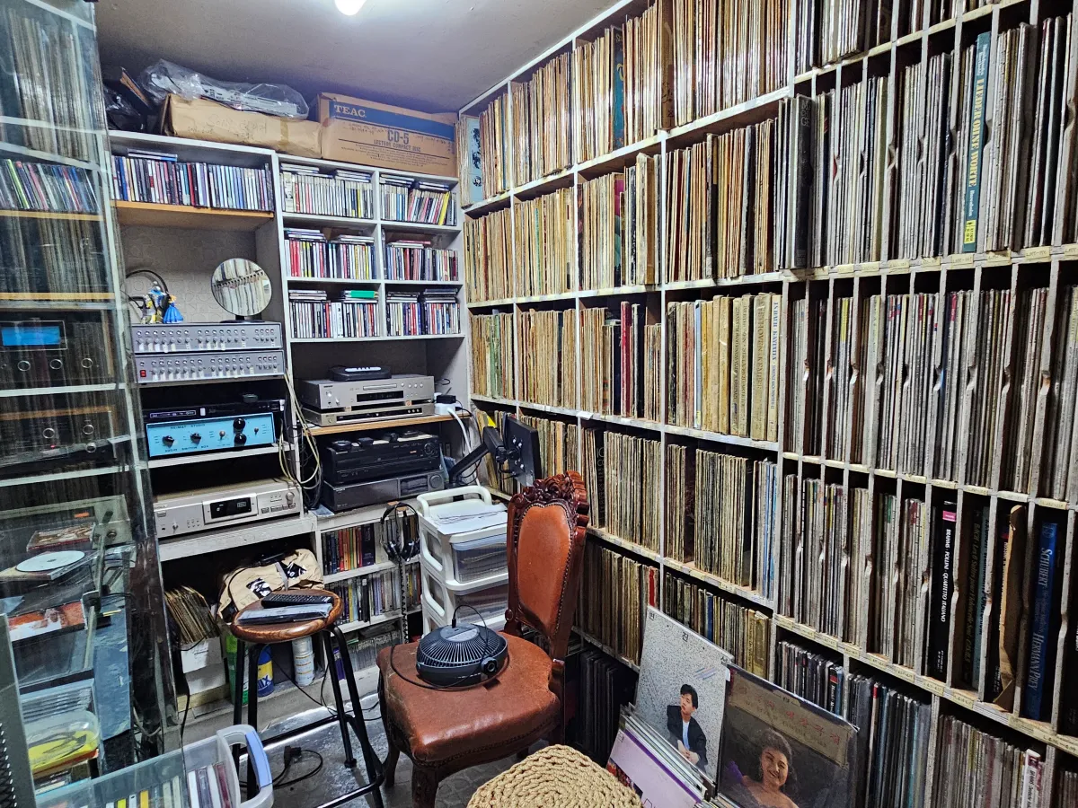 다양한-LP앨범이-꽂혀있는-선반