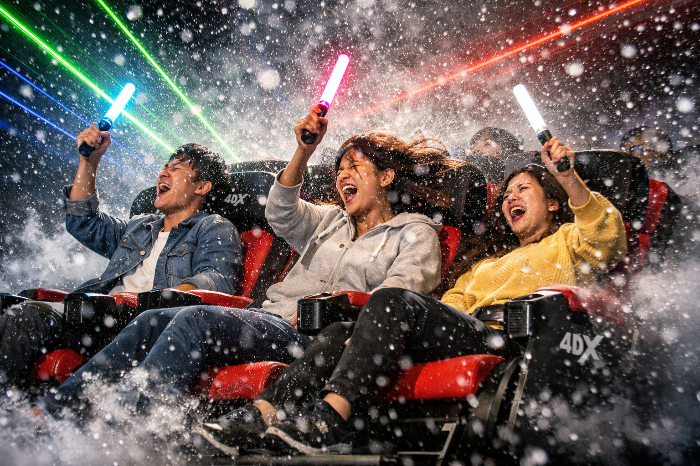 물, 바람, 진동 등 4DX 특수 효과가 가미된 몰입형 콘서트 관람 환경의 시각적 재현.