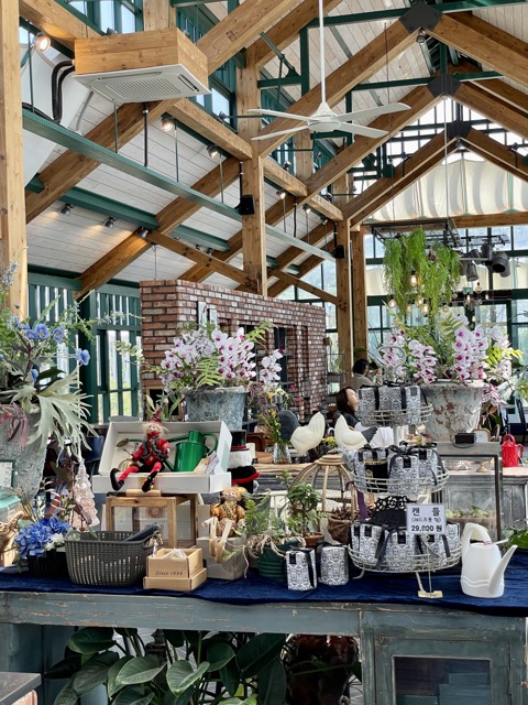 외도널서리-카페-내부에는-일부-판매하는-제품들도-있었습니다.