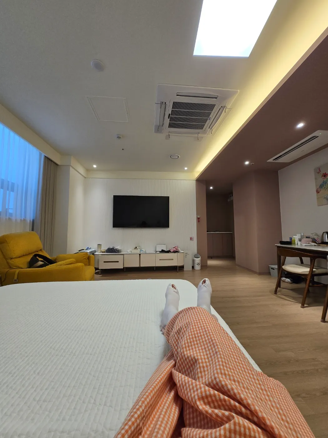 스페셜룸-내부-사진-침대-시점
