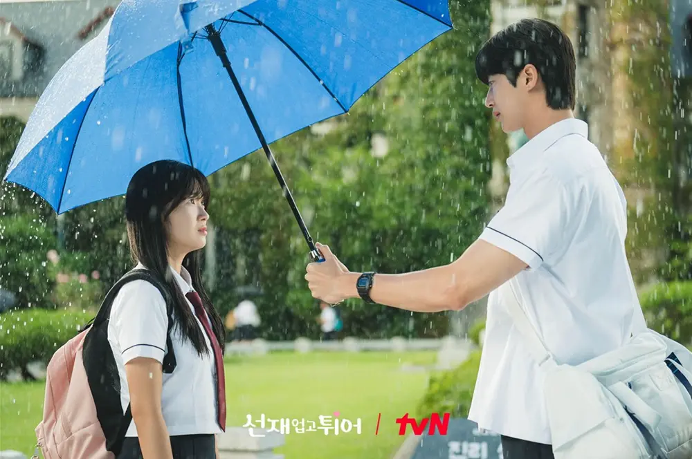 tvn출처-타임슬립해서-만난-선재와의-우산-재회장면-선재가-파란우산을-솔에게-씌워주고-있다