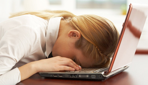 노트북에-머리박고-자는-여성