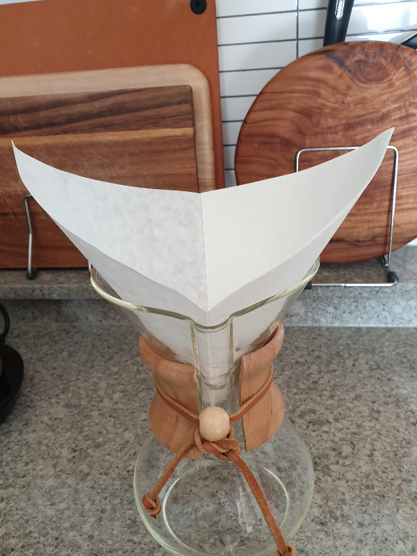 드리퍼에 장착한 모습. 사각 필터는 사진 처럼 양쪽이 높게 솟아오른다.