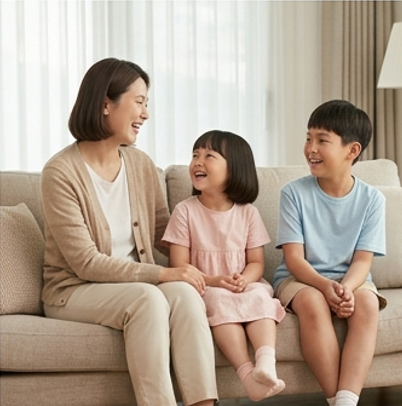 엄마와 딸, 아들이 거실에서 도란도란 이야기 나누는 모습