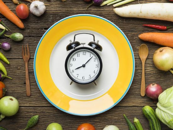 접시위에-놓여있는-시계