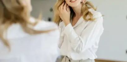 귀걸이를 차고있는 여성의 사진