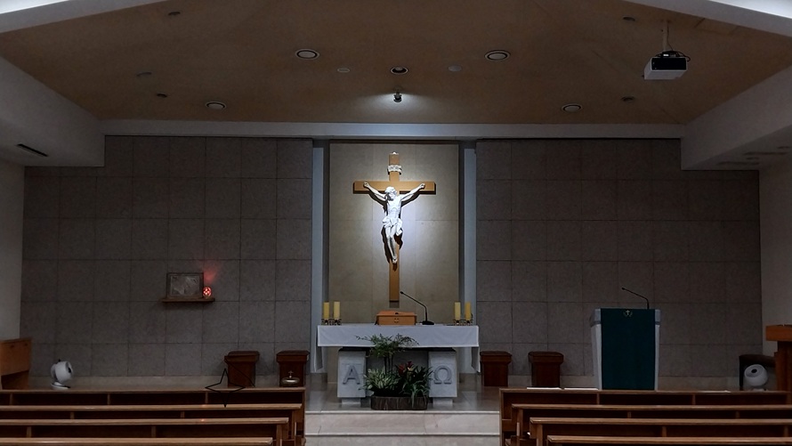 제천 서부동성당 성전 안 제대, 제단, 십자고상 사진