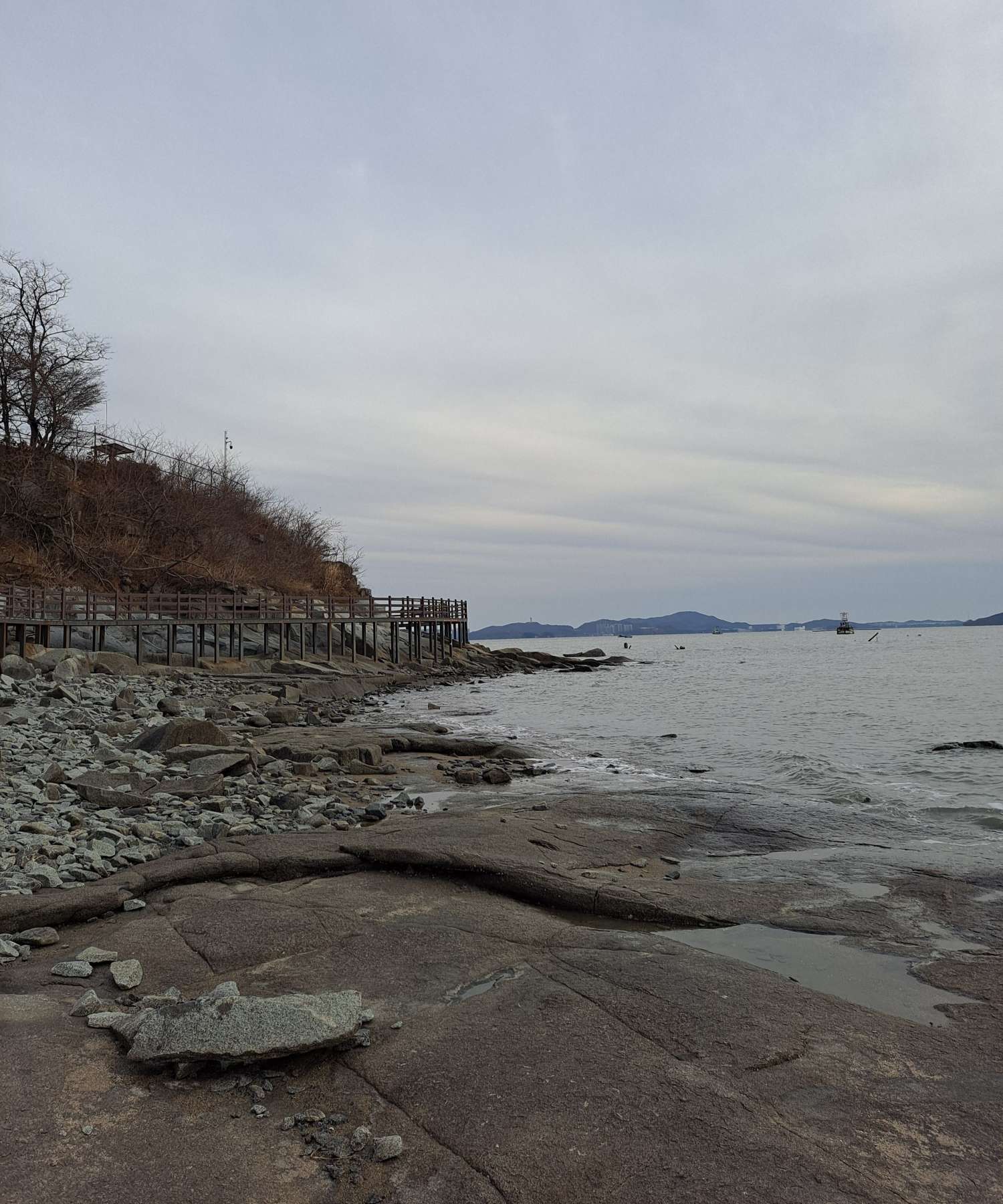 저멀리 해안데크길