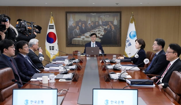 한국은행은 화폐를 발행하고 금리를 비롯한 주요 금융 정책을 총괄한다.