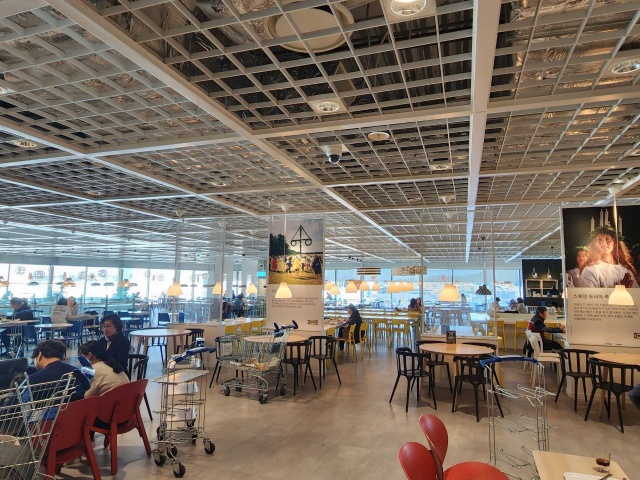 이케아 식당 내부사진