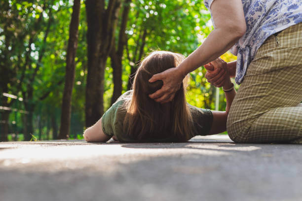 미주신경성 실신&amp;#44; 원인 및 증상을 알아봤습니다. 때때로 사람은 오랫동안 서 있거나 과도한 스트레스를 받은 후 갑자기 의식을 잃고 쓰러질 수 있습니다. 교감 신경이 어떤 원인에 의해 흥분되면 부교감 신경도 반응하여 흥분됩니다. 어떤 원인과 증상이 있는지 참고하시기 바랍니다. 