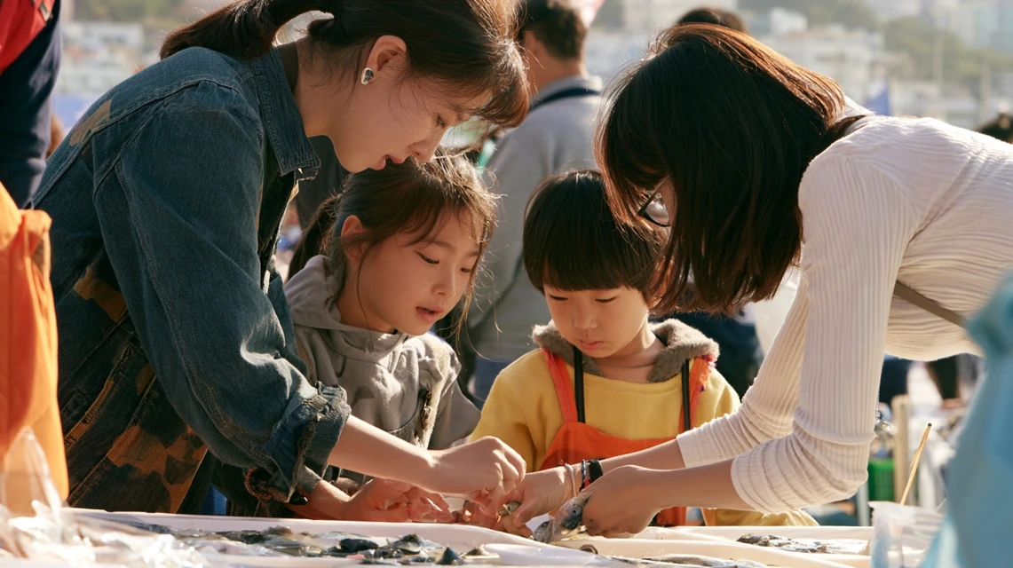 전어축제에서 즐거운 시간을 보내는 사람들