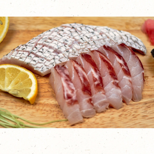 얇게 썬 농어 회 접시