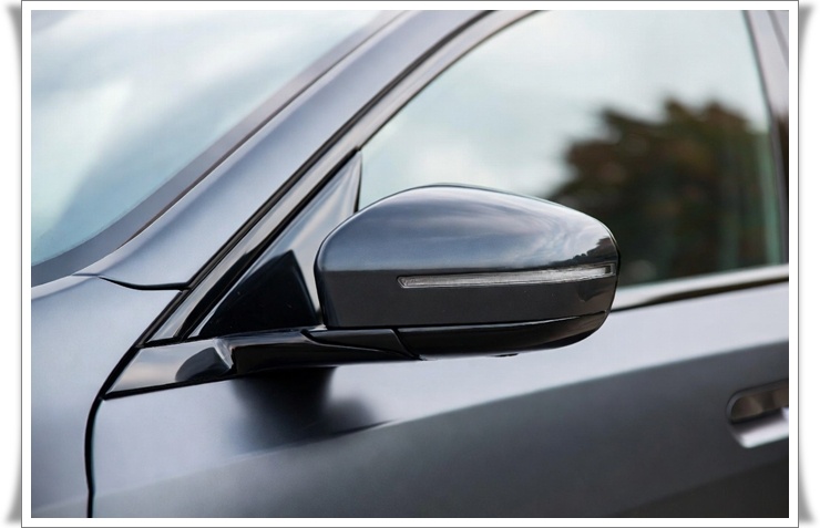 BMW i5 사이드미러 디자인과 차량 측면 실루엣 클로즈업 이미지