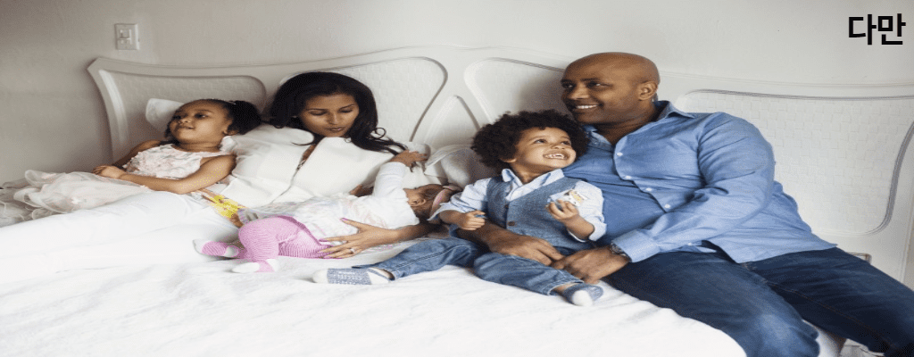 웃고-있는-흑인-가족