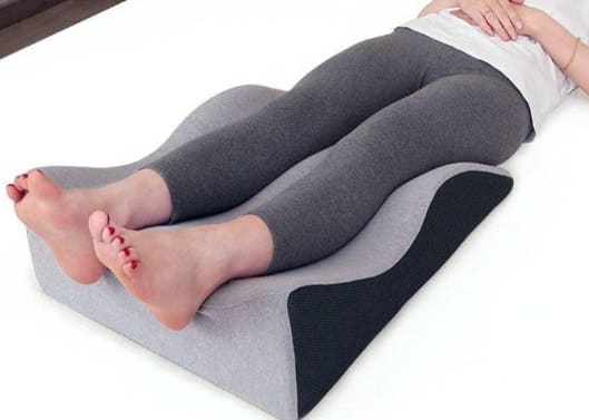 무릎 아래 베개