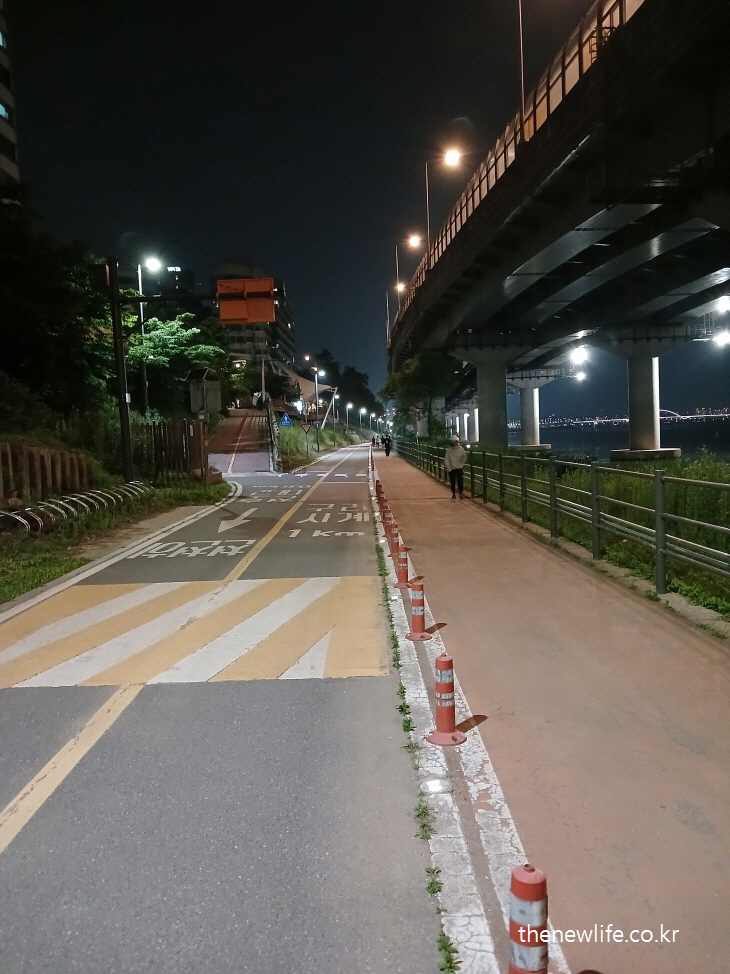 A night walking trail in the city, illustrating the effort required to burn calories.-도심 속 야간 걷기 코스로, 음료수로 섭취한 칼로리를 소모하기 위한 노력의 예시.