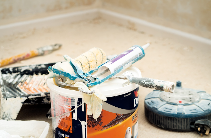 방수 페인트 : 페인트통 위에 롤로가 놓여있다