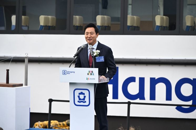 오세훈 서울시장이 25일 경남 사천에서 열린 한강버스 진수식에 참석했다.
