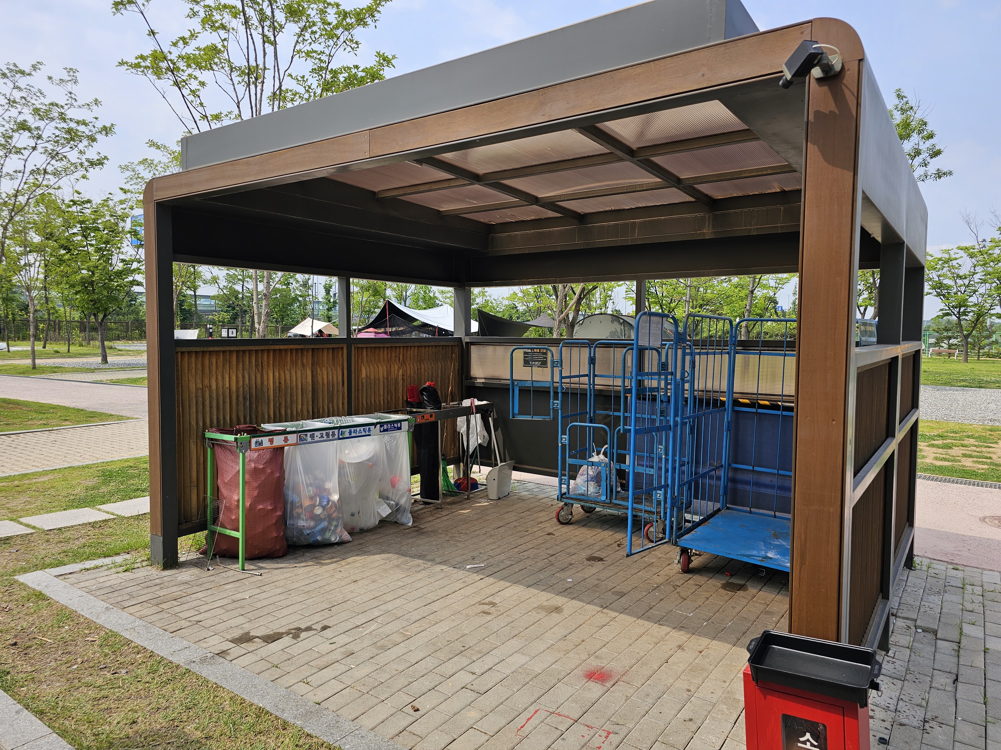 노을진 캠핑장 쓰레기장