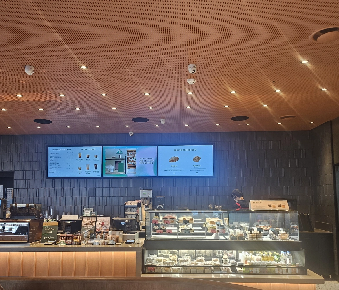 스타벅스거제DT점-1층-메뉴판-케이스-계산대