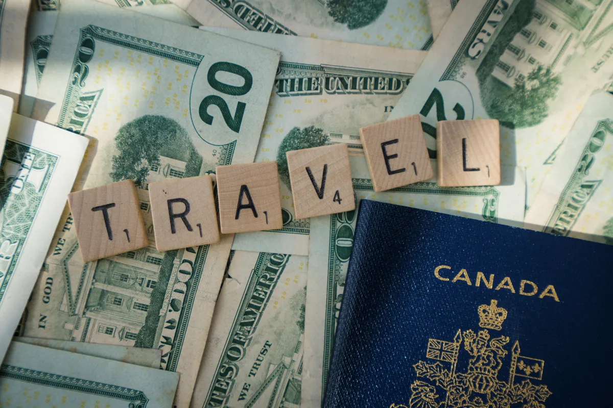 travel-단어와-돈-여권이-놓여진-사진