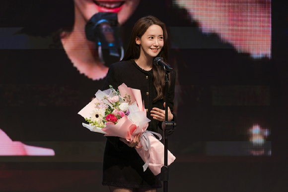 임윤아가 제 28회 소비자의 날 시상식에서 &#39;2023 시청자가 뽑은 올해의 배우&#39; 상을 수상했다. [사진=SM엔터테인먼트 ]