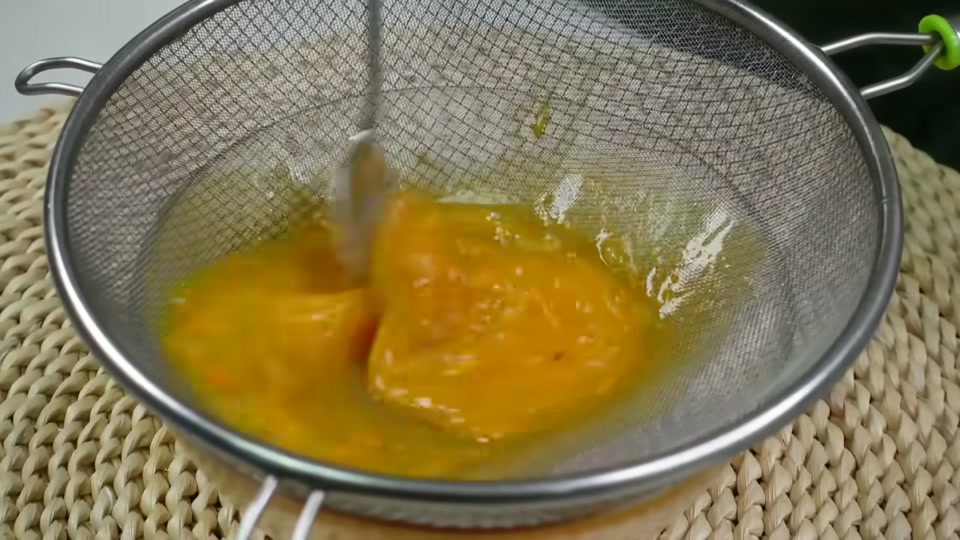 계란물을 체에 내리는 장면