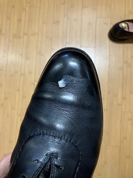 블랙 구두 앞코에 사피르 비즈 왁스를 소량 도포한 초기 단계 – 광택 복원 전 Before 상태