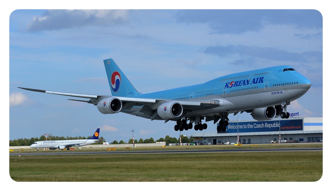대한항공 KOREAN AIR B747-8I이 비행하는 모습을 찍은 사진