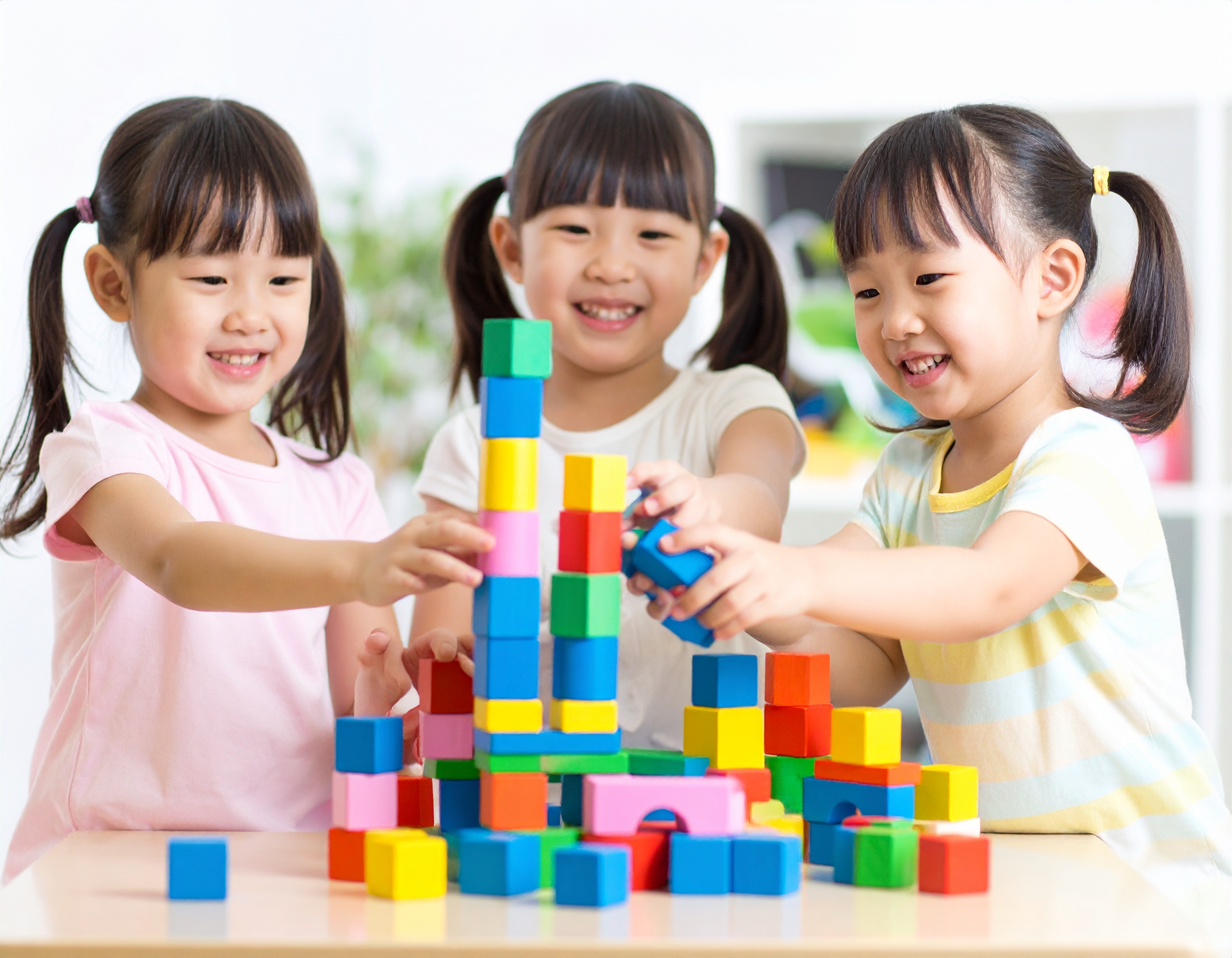 유아학비 지원, 블록 쌓기 하는 유아들