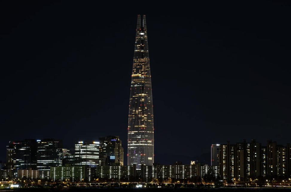 서울의 잠실 롯데타워 야경 이미지