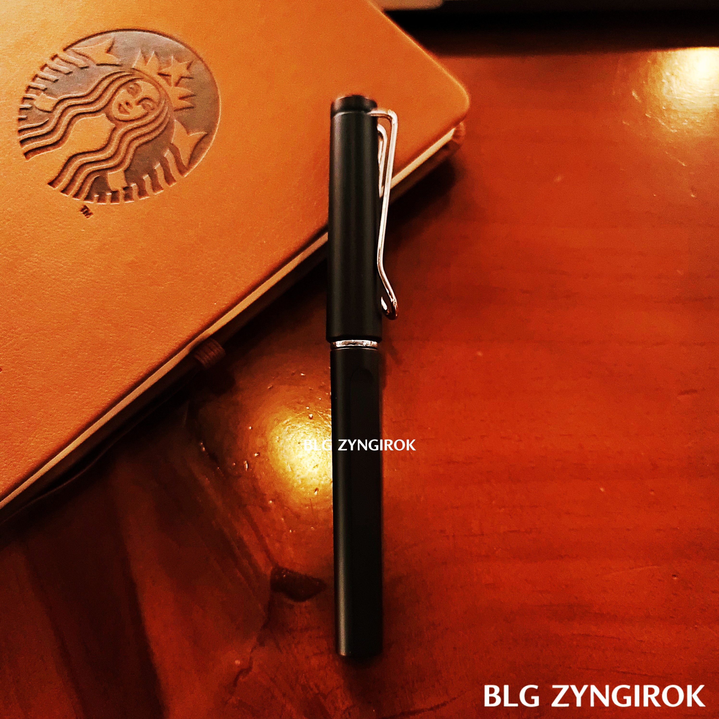 다이소 라미느낌 펜이 놓여있다.