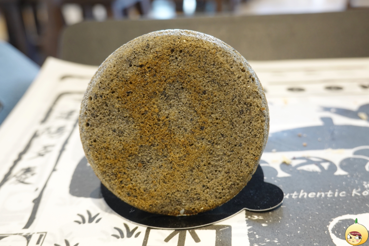 흑임자 갓 휘낭시에 바닥